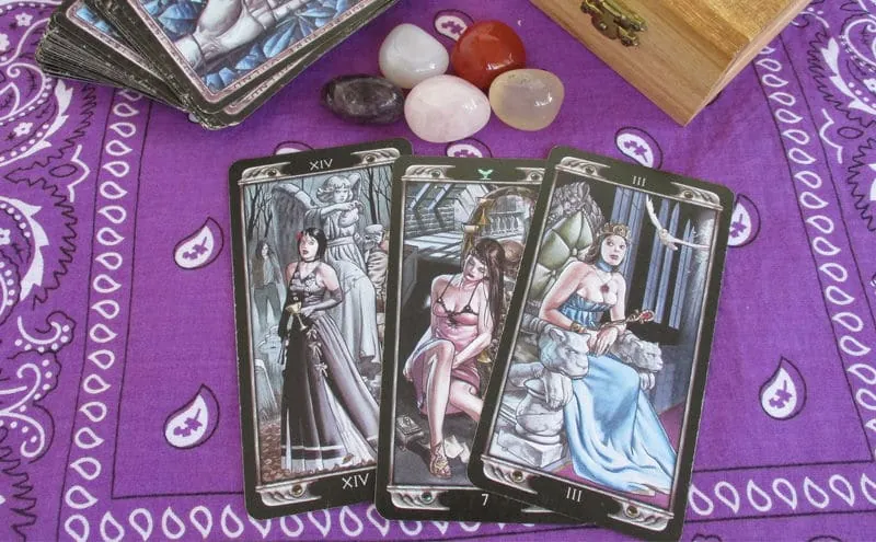 Tirada del tarot del trabajo sobre un pa&ntilde;uelo morado