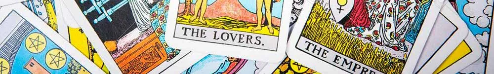 Cartas del tarot Rider-Waite abiertas en abanico