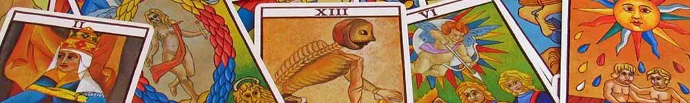 Cartas de tarot de Marsella abiertas en abanico